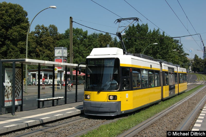 Bild: 1061 als Linie M6 an der Haltestelle Platz der Vereinten Nationen.