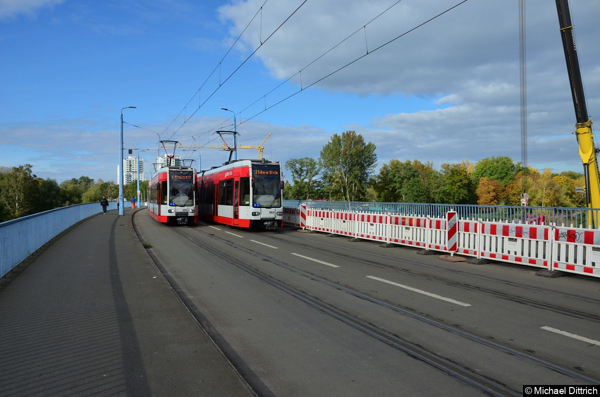 Bild: Auf der Elisabethbrücke begegnen sich: 663 + 664 mit 685 + 686 beide als Linie 2 unterwegs.