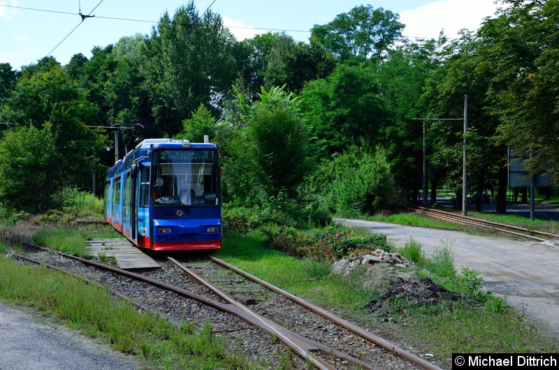 Bild: 302 in der Kehranlage, damit er vom historischen Wagen 49 überholt werden kann.