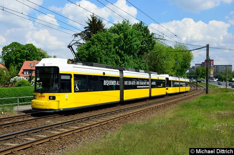 Bild: 1055 + 1051 als Linie M6 kurz vor der Haltestelle Landsberger Allee/Rhinstr.