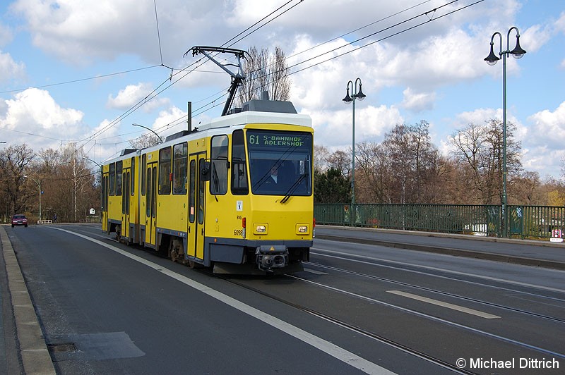 Bild: 6098 als Linie 61 auf der Dammbrücke.