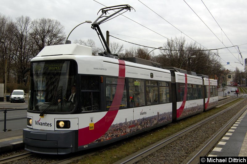 Bild: 1074 als Linie M6 an der Haltestelle Platz der Vereinten Nationen.
