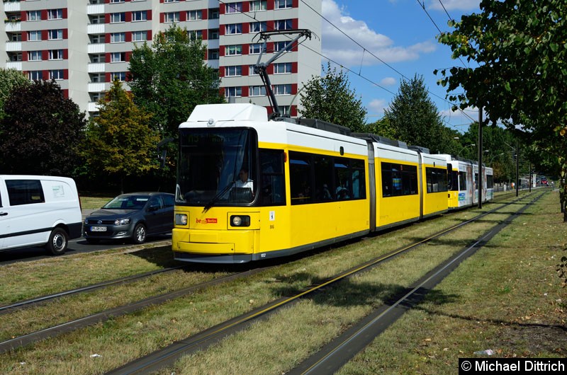 Bild: 1032 + 1095 als Linie M5 zwischen den Haltestellen Platz der Vereinten Nationen und Büschingstr.