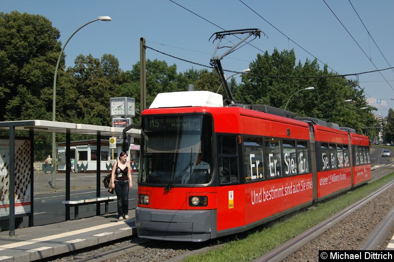 Bild: 1021 als Linie M5 an der Haltestelle Platz der Vereinten Nationen.