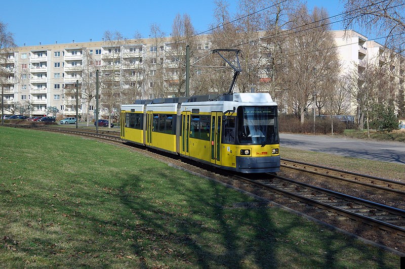 Bild: 1015 als Linie 16 kurz vor der Haltestelle Barnimplatz.