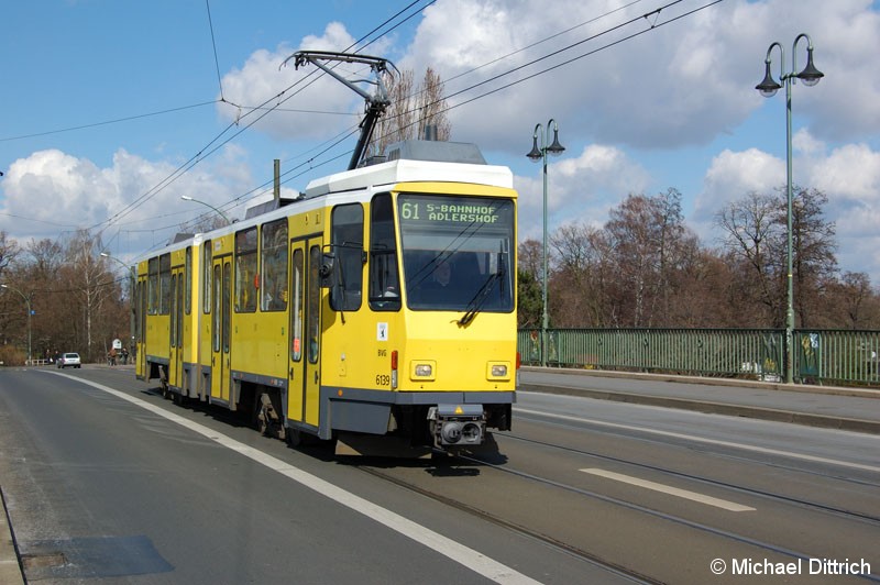 Bild: 6139 als Linie 61 auf der Dammbrücke.