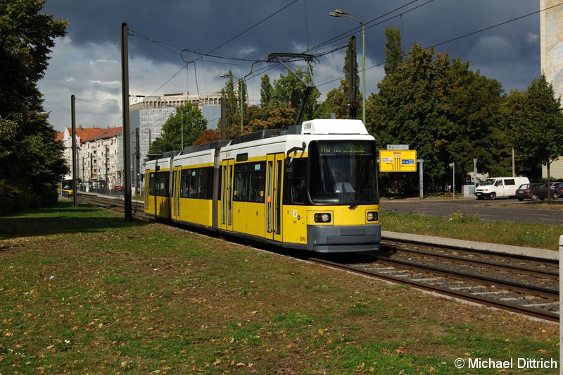 Bild: 1070 als Linie M8 kurz vor der Haltestelle Mollstraße/Otto-Braun-Straße.