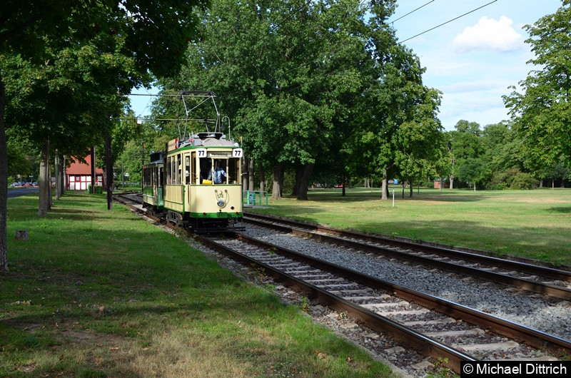 Bild: Der historische Triebwagen 124 und sein Beiwagen 300 bei der letzten Abfahrt am Tag in Herrenkrug.