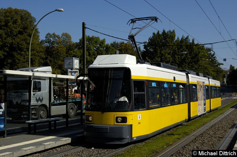 Bild: 1054 als Linie M8 an der Haltestelle Platz der Vereinten Nationen.