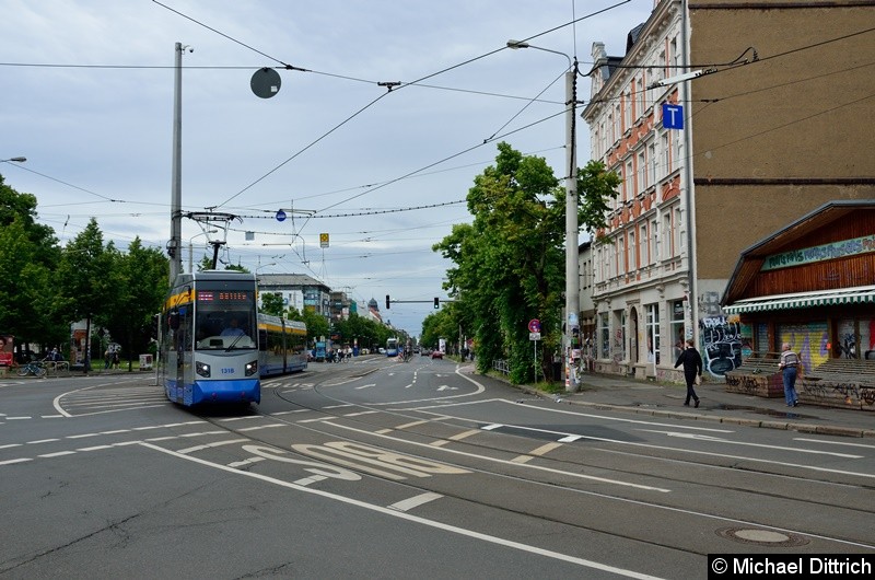 Bild: 1318 + 1305 als Linie 11E auf der Kreuzung Karl-Liebknecht-Str./Bornaischestr.