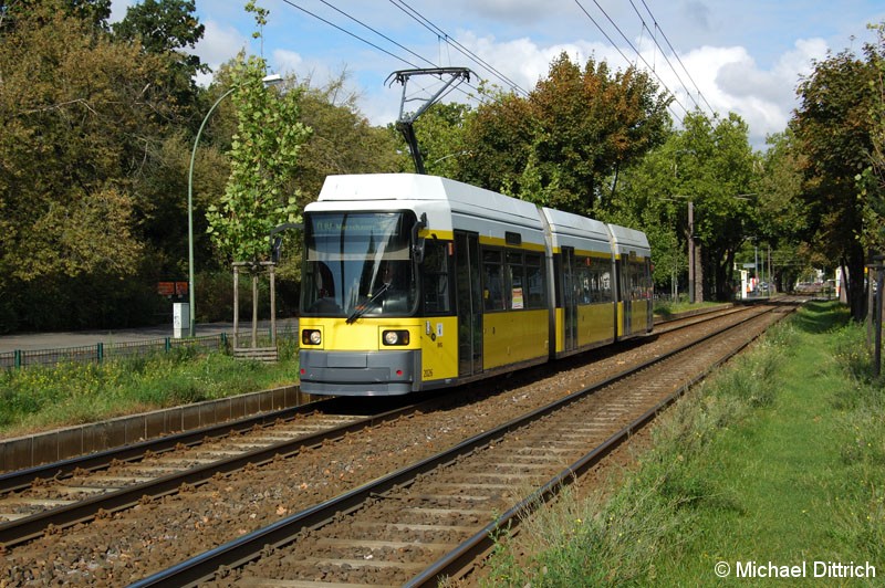 Bild: 2026 als Linie M10 vor der Haltestelle Landsberger Allee/Petersburger Straße.