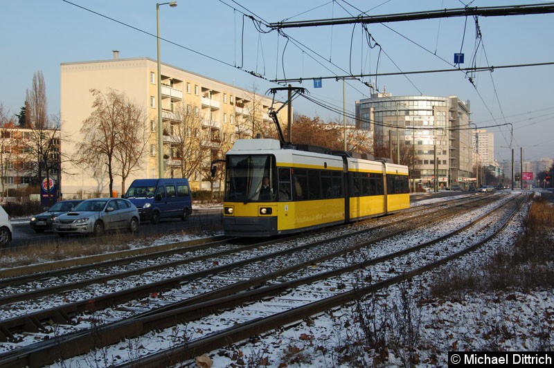 Bild: 1012 als Linie M5 in der Landsberger Allee vor Storkower Straße.