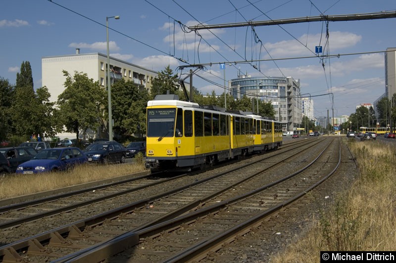 Bild: 7051 als Linie M8 kurz vor der Haltestelle S Landsberger Allee.