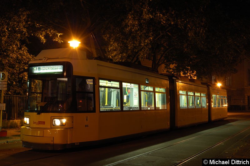 Bild: 1028 als Linie M1 an der Haltestelle Am Kupfergraben.