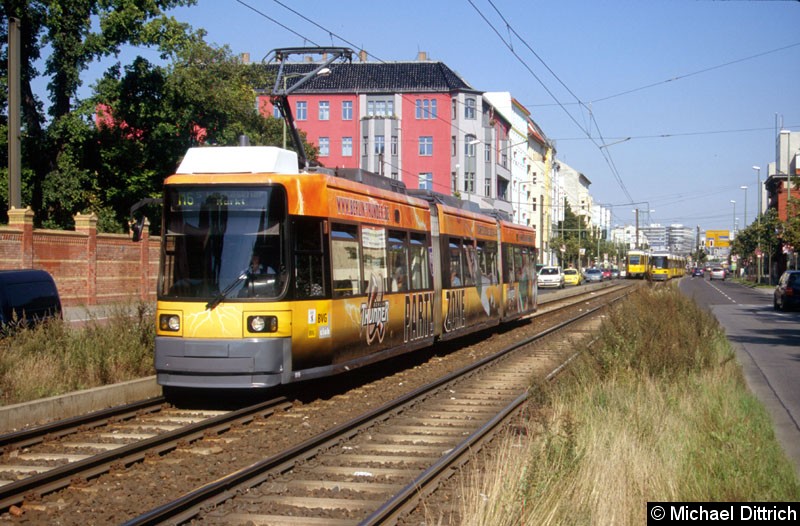 Bild: 1076 als Linie M6 zwischen den Haltestellen Landsberger Allee/Petersburger Straße und Klinikum Friedrichshain.