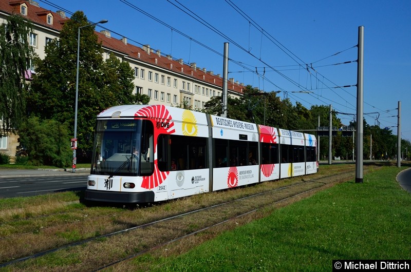 2542 als Linie 4 in der Grunaer Straße zwischen den Haltestellen Deutsches Hygiene-Museum und Pirnaischer Platz.