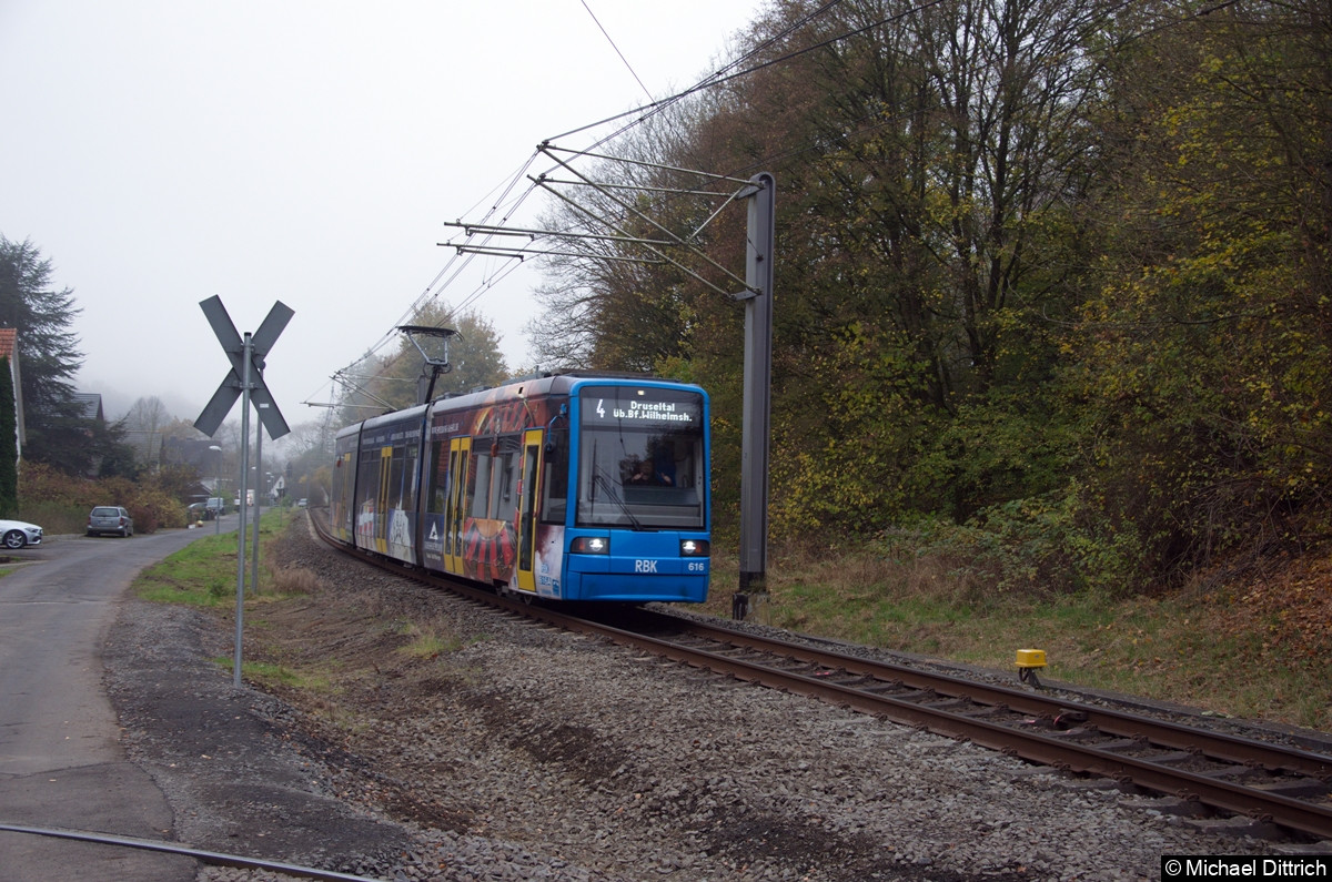 Wagen 616 erreicht in Kürze die Haltestelle Bahnhof Helsa.