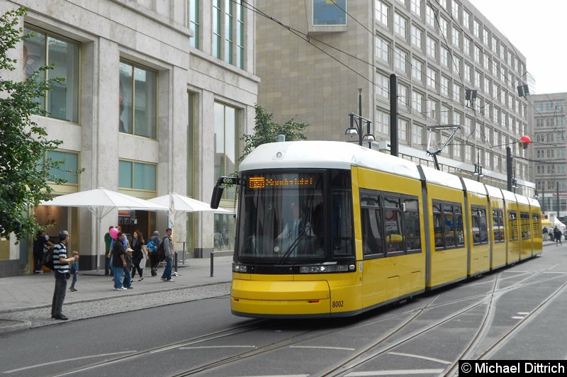 Bild: 8002 verlässt als Sonderfahrt die Haltestelle S+U Alexanderplatz/Dircksenstr.