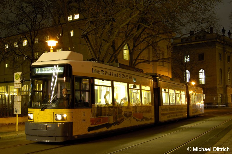 Bild: 1018 als Linie M1 an der Haltestelle Am Kupfergraben.