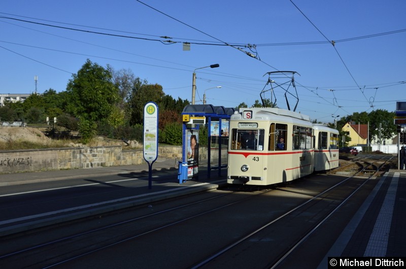 Wagen 43 und Beiwagen 93 im Korso auf dem Weg zum Hauptbahnhof an der Haltestelle Huttenstraße.