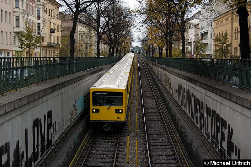 Bild: An der Spitze des Zuges Wagen 1079-1 zwischen den Bahnhöfen Eberswalder Str. und Seenefelder Platz.