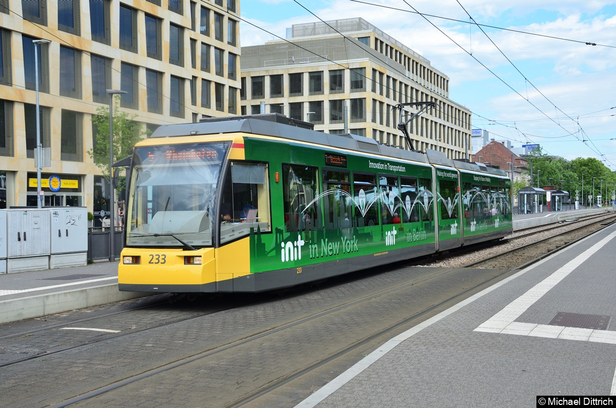 Bild: 233 als Linie 5 an der Haltestelle Tullastraße/Alter Schlachthof.