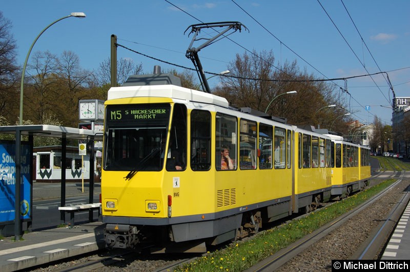Bild: 6017 als Linie M5 an der Haltestelle Platz der Vereinten Nationen.