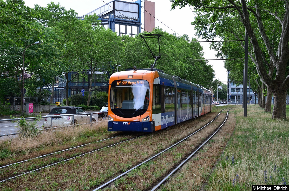 5706 als Linie 6A kurz vor Erreichen der Haltestelle Technoseum Süd.
