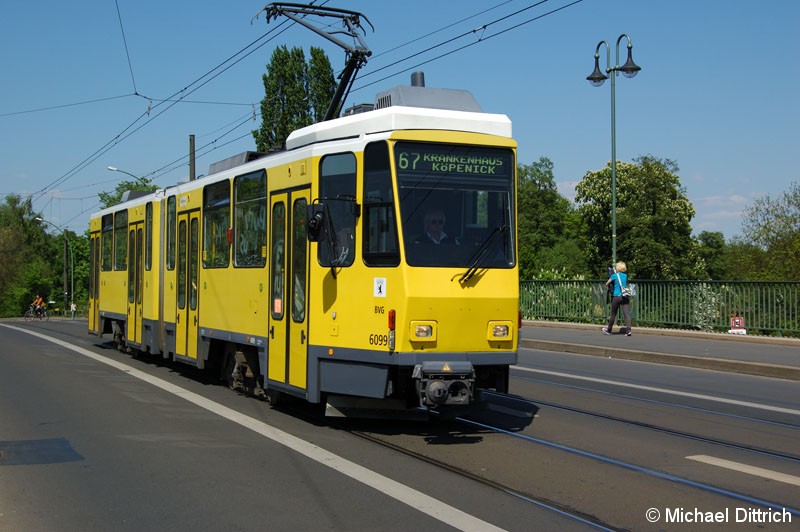 Bild: 6099 als Linie 67 auf der Dammbrücke.