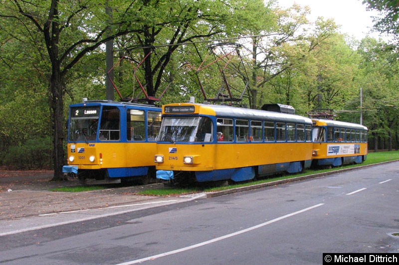 Bild: 1001 als Linie 2 und 2145 als Linie 2E in der Endstelle Naunhofer Straße.