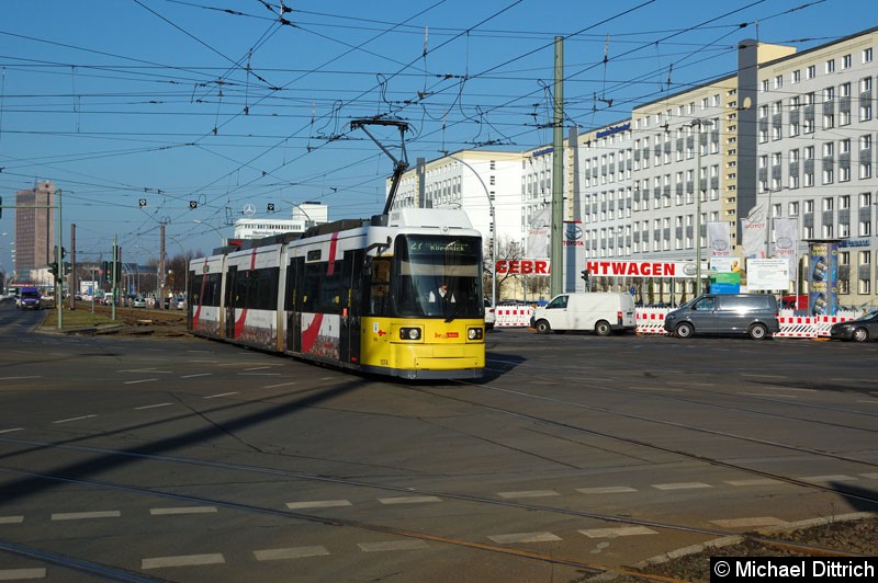 Bild: 1074 als Linie 27 auf der Kreuzung Allee der Kosmonauten/Rhinstr.