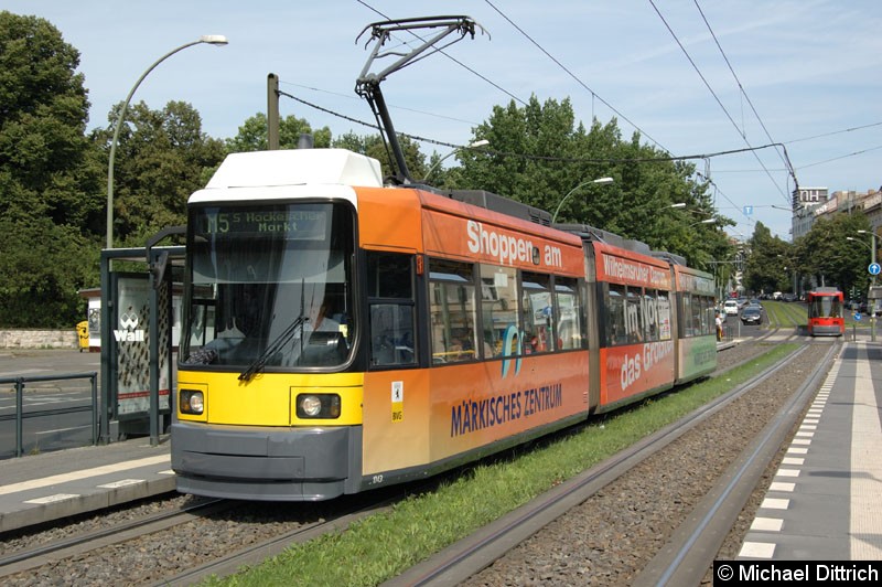 Bild: 1043 als Linie M5 an der Haltestelle Platz der Vereinten Nationen.