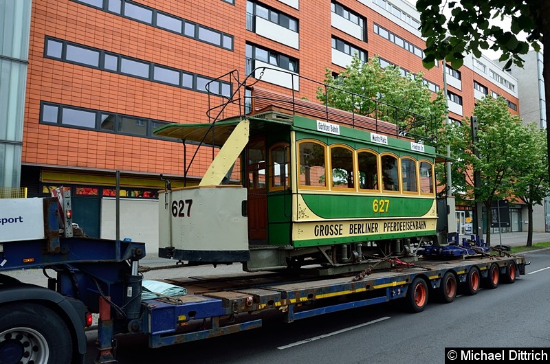 Bild: Wagen 627 auf einem Tieflader kurz vor der Kreuzung Landsberger Allee/Petersburger Str.