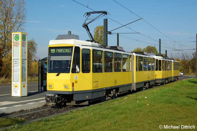 Bild: 7060 als Fahrschule an der Haltestelle Falkenberg.