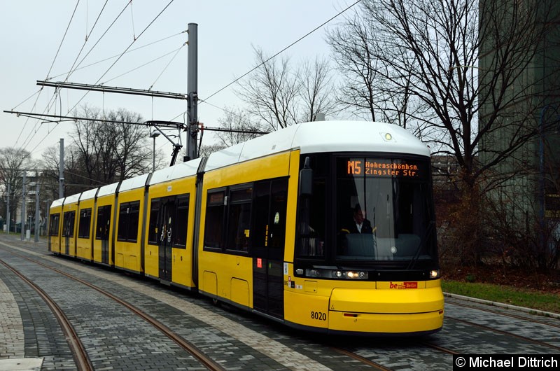 Bild: 8020 als Linie M5 in der Emma-Herwegh-Str.