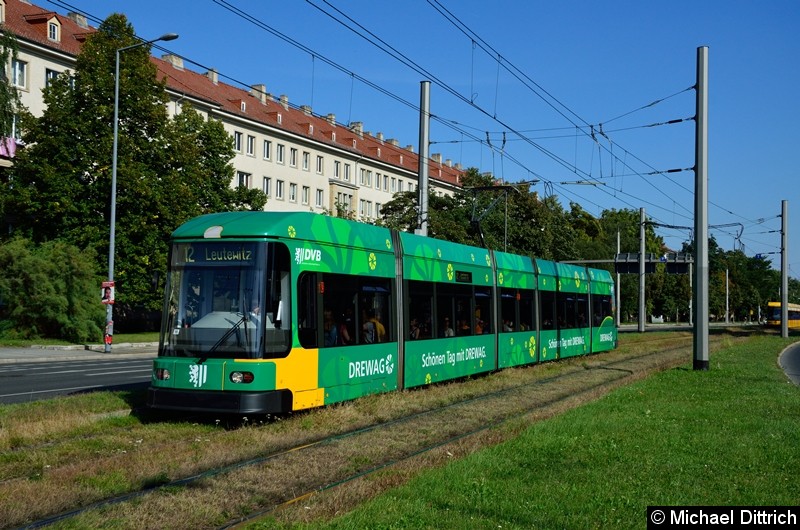 2534 als Linie 12 in der Grunaer Straße zwischen den Haltestellen Deutsches Hygiene-Museum und Pirnaischer Platz.