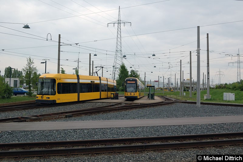 Bild: 2546 überholt den 2824 in der Gleisschleife des Betriebshofs Gorbitz.