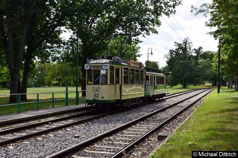 Der historische Triebwagen 124 und sein Beiwagen 300 erreichen die Endhaltestelle Herrenkrug.