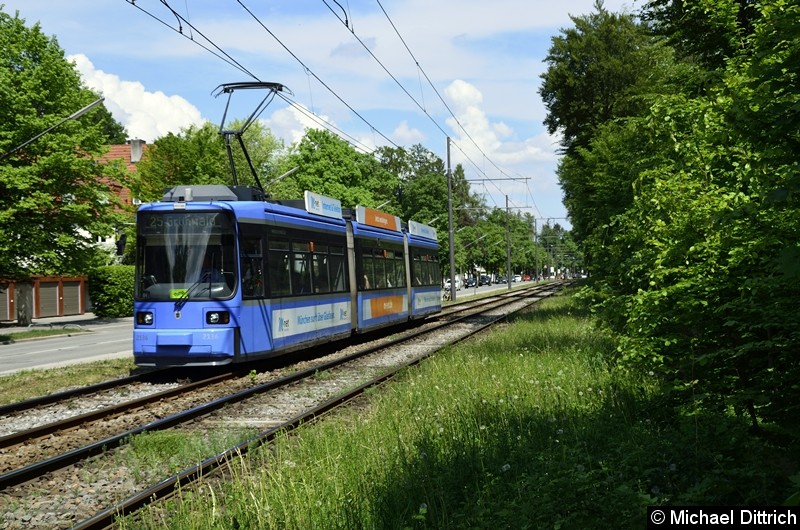 Bild: 2136 als Linie 25 zwischen den Haltestellen Klinikum Harlaching und Menterschwaige.