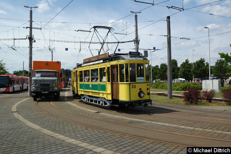 Wagen 24 verlässt den Betriebshof um als Linie 110 seine Rundfahrt zu machen.