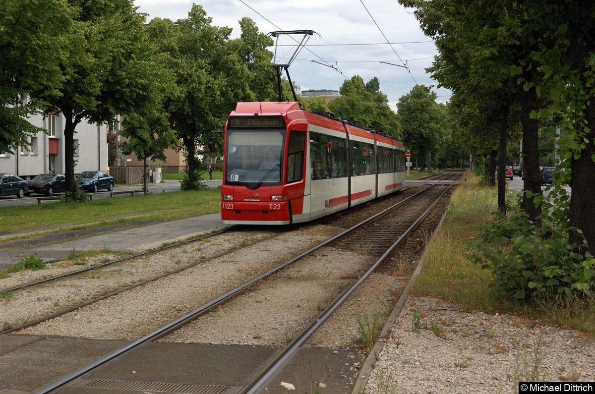 1123 als Linie 8 in der Katzwanger Straße.