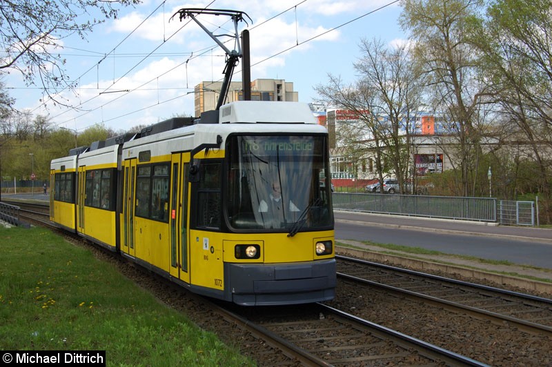 Bild: 1072 als Linie M8 vor der Haltestelle Allee der Kosmonauten/Rhinstraße.