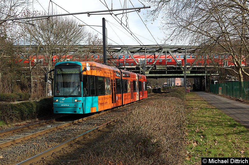 Bild: 233 als Linie 12 zwischen den Haltestellen Universitätsklinikum und Heinrich-Hoffmann-Str./Blutspendedienst.