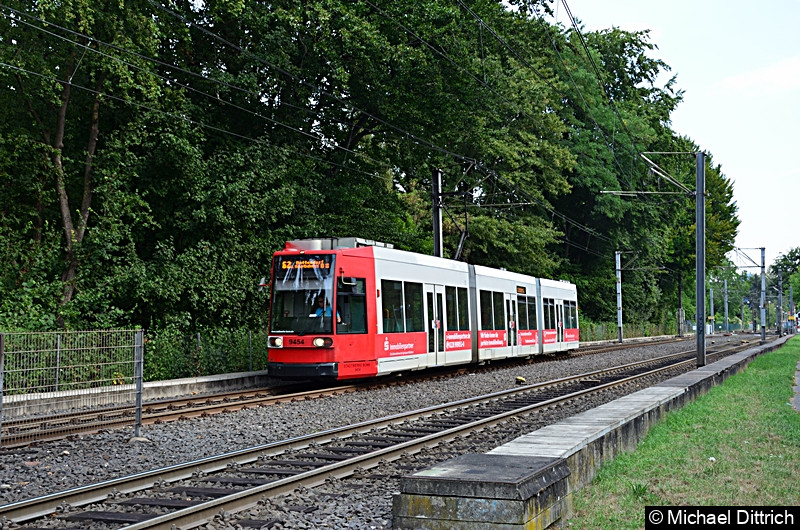 Bild: 9454 als Linie 62 bei der Ankunft an der Haltestelle Oberkassel Süd/Römlinghoven, wo er seine neue Fahrt beginnt.
