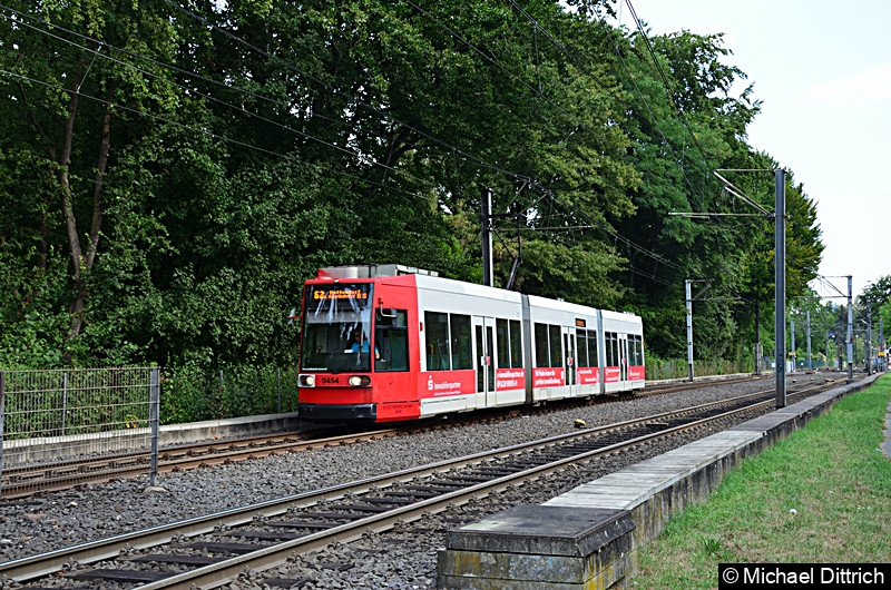 9454 als Linie 62 bei der Ankunft an der Haltestelle Oberkassel Süd/Römlinghoven, wo er seine neue Fahrt beginnt.
