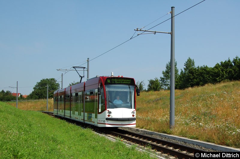 Bild: Combino 655 als Linie 4 in Bindersleben.