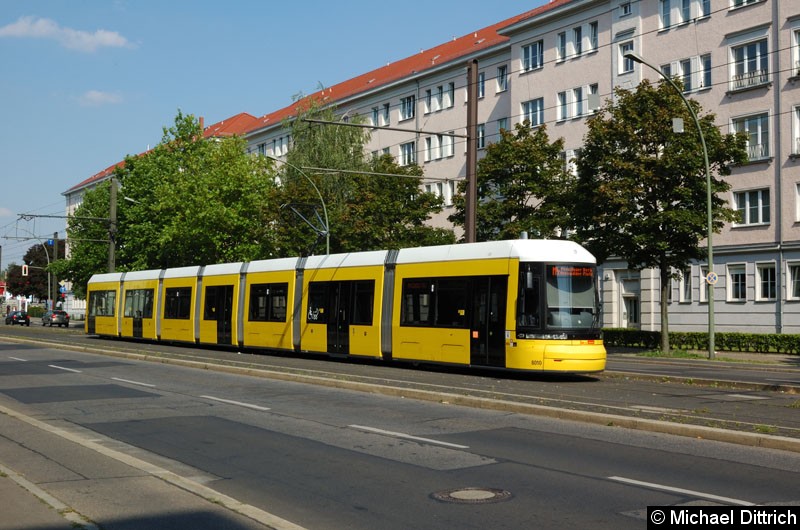 Bild: 8010 als Linie M4 in der Wendestelle Kniprodestr.