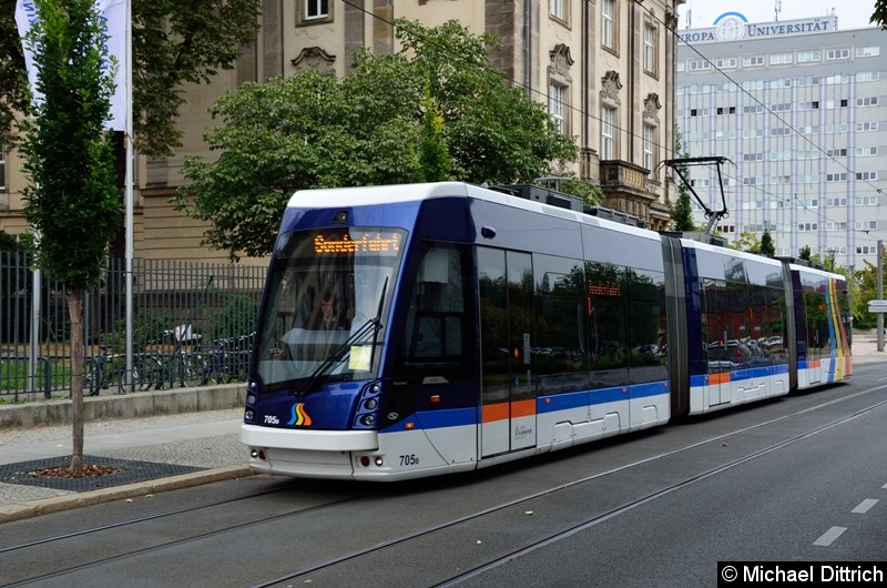 Bild: Der aus Jena ausgeliehene Wagen 705 bei der Sonderfahrt in der Logenstr.