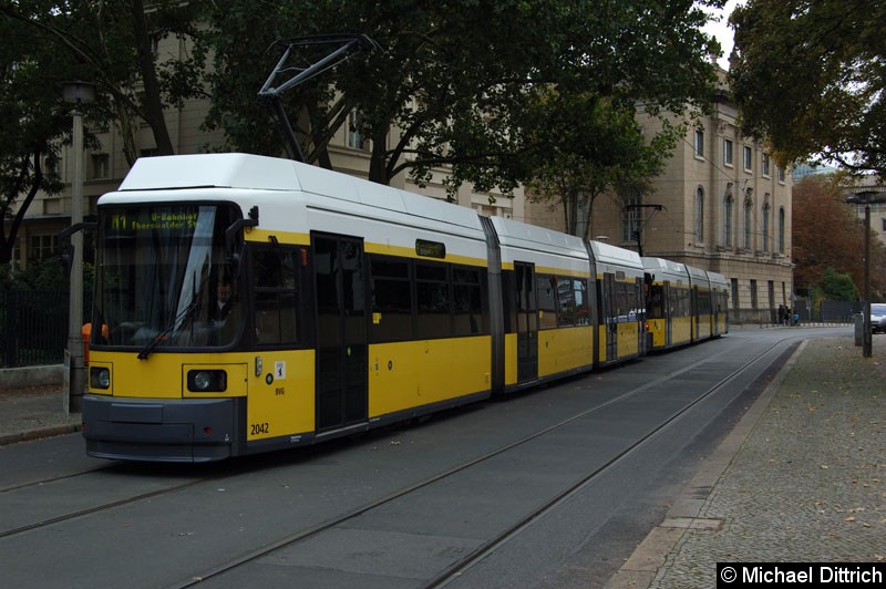 Bild: 2042 als Linie M1 in der Haltestelle Am Kupfergraben.