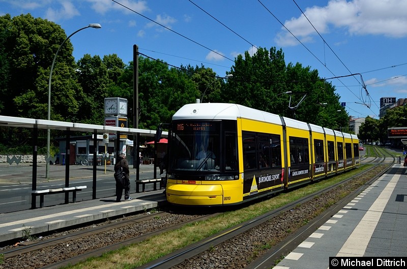 Bild: 8010 als Linie M6 an der Haltestelle Platz der Vereinten Nationen.